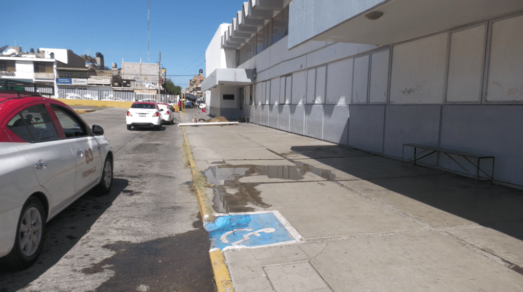 Fuga de aguas negras Fuga de aguas negras en la central de autobuses Fresnillo